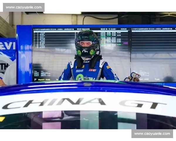 致命失控！赛车时速 200 公里飞出场外，观众尖叫逃命瞬间曝光