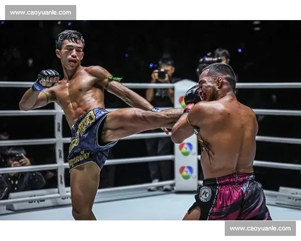 舍身踢两度读秒！苏阿布莱克踢拳首秀震撼 KO 桑阿希提